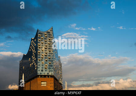 Elbphilharmonie im Abendlicht, Architekten Herzog & De Meuron, Hafencity, Hamburg, Deutschland Stockfoto