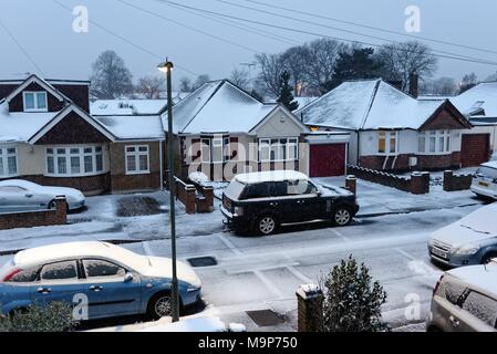 Wohnstraße in Shepperton Surrey nach einem schweren Winter Schneefall Stockfoto