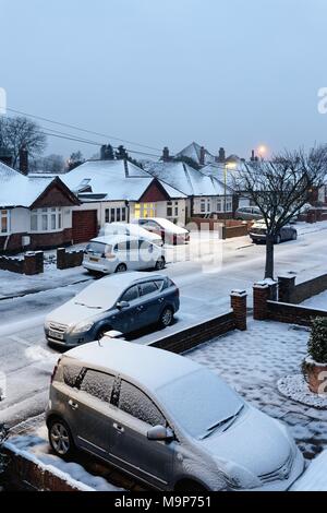 Wohnstraße in Shepperton Surrey nach einem schweren Winter Schneefall Stockfoto