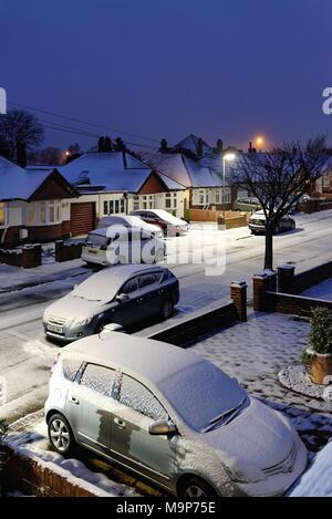 Wohnstraße in Shepperton Surrey nach einem schweren Winter Schneefall Stockfoto