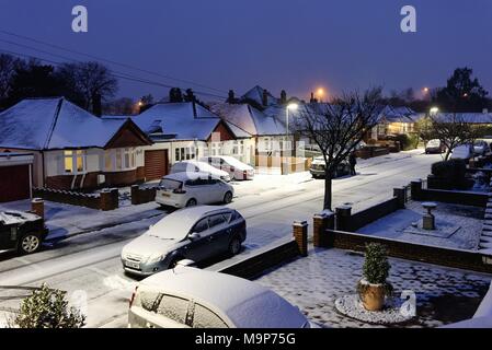 Wohnstraße in Shepperton Surrey nach einem schweren Winter Schneefall Stockfoto