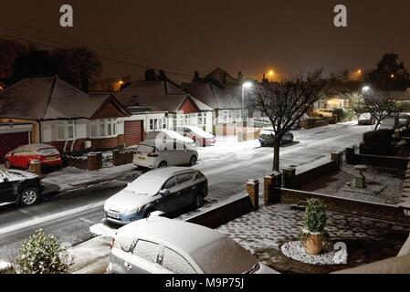 Wohnstraße in Shepperton Surrey nach einem schweren Winter Schneefall Stockfoto