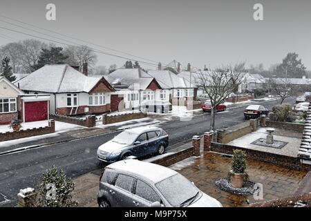 Wohnstraße in Shepperton Surrey nach einem schweren Winter Schneefall Stockfoto