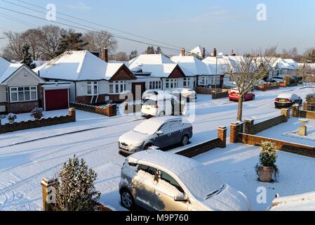 Wohnstraße in Shepperton Surrey nach einem schweren Winter Schneefall Stockfoto