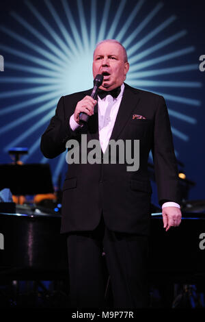 HOLLYWOOD, FL - Januar 05: Frank Sinatra jr führt im Hard Rock Live im Seminole Hard Rock Hotel & Casino am 5. Januar 2008 in Hollywood, Florida Personen: Frank Sinatra jr statt Stockfoto