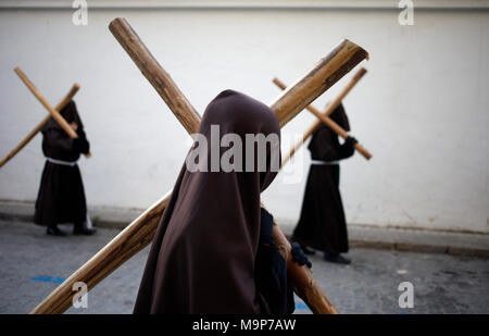 Die Bußen mit Kapuze tragen Kreuze während der Feierlichkeiten der osterwoche in Baeza, Provinz Jaen, Andalusien, Spanien Stockfoto