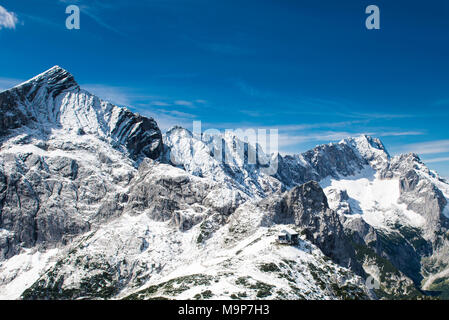 Verschneite Alpspitze und Zugspitze Jubiläumsgrat mit Zugspitze, Gletscher und Osterfeld Bergstation Stockfoto
