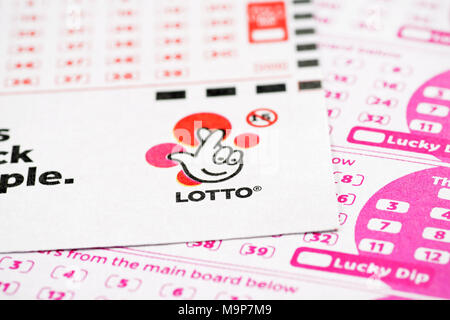 National Lottery Play Slip Game Cards, Großbritannien Stockfoto