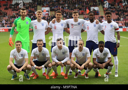 Hintere Reihe, von links nach rechts, England U21's Angus Gunn, Joe Worrall, Dominic Calvert-Lewin, Dael Fry, Josua und Onomah Demarai Grau. Vordere Reihe, von links nach rechts, England U21 des Jonjoe Kenny, James Maddison, Bne Chilwell, Tom Davies und Ryan Sessegnon vor der UEFA-U21-Meisterschaft Qualifizieren, Gruppe 4 Gleiches an Bramall Lane, Sheffield. Stockfoto