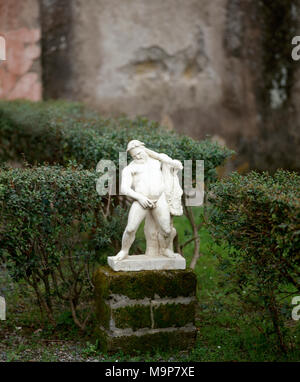 Herculaneum. Haus der Hirsche. Statue aus Marmor im Garten entdeckt. Betrunkene Herkules. Replik. Kampanien, Italien. Römische Zeit. Stockfoto