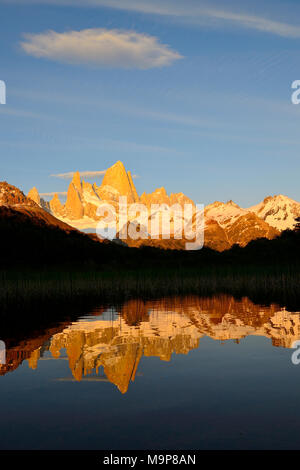 Gebirge mit Cerro Fitz Roy bei Sonnenaufgang im Lago de Los Tres, Nationalpark Los Glaciares, El Chaltén wider Stockfoto