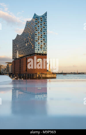Elbphilharmonie im Abendlicht, Architekten Herzog & De Meuron, Hafencity, Hamburg, Deutschland Stockfoto