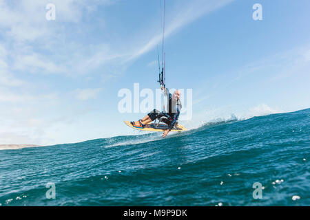 Aktion Foto eines behinderten Kite Surfer Stockfoto