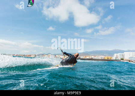 Aktion Foto eines behinderten Kite Surfer Stockfoto