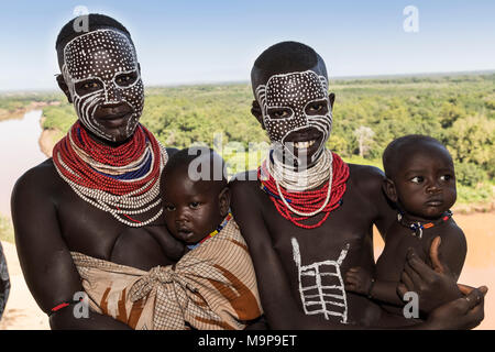 Zwei junge Frauen mit Babys und Kinderschminken, Karo Stammes, hinter Omo Fluss, der südlichen Nationen, Nationalitäten und Völker" Region Stockfoto