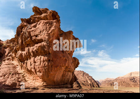 Bunte Erosion der Felswand in theWadi Rum, Wüste, das Tal des Mondes, ein Tal in den Sandstein und Granit im südlichen Jordanien. Stockfoto