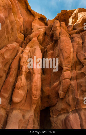 Bunte Erosion der Felswand in theWadi Rum, Wüste, das Tal des Mondes, ein Tal in den Sandstein und Granit im südlichen Jordanien. Stockfoto