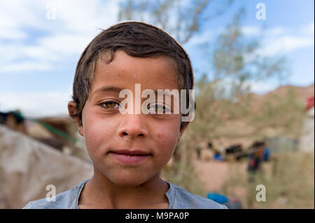 Jungen Beduinen an der Grenze von Saudi-arabien im Wadi Rum Wüste, das Tal des Mondes in Jordanien. Stockfoto