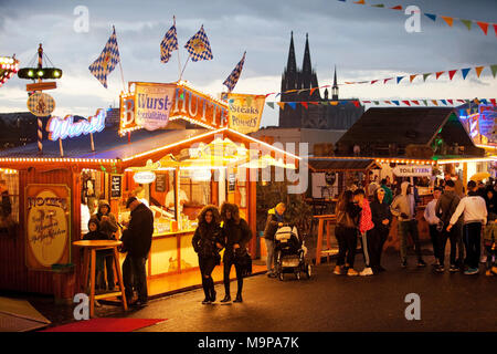 Steht bei Deutz Kirmes mit dem Kölner Dom, Abendstimmung, Köln, Nordrhein-Westfalen, Deutschland Stockfoto