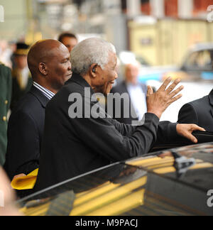 LONDON 2008: Nelson Mandela, der erste schwarze Präsident Südafrikas gutgeschrieben es Ende der Apartheid, gestorben Donnerstag in Südafrika. Er war 95 Jahre alt. Nelson Rolihlahla Mandela (18. Juli 1918 - vom 5. Dezember 2013) war ein Südafrikanischer Anti-apartheid-Revolutionär und Politiker, der als Präsident von Südafrika von 1994 bis 1999 gedient. Er war der erste schwarze Südafrikaner das Büro zu halten, und der erste in einer vollständig repräsentativ, multirassischen Wahlen gewählt. Seine Regierung konzentrierte sich auf den Abbau der Erbe der Apartheid durch Bekämpfung des institutionalisierten Rassismus, Armut und Ungleichheit, Stockfoto