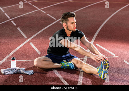 Athleten, die sich auf der Rennstrecke vor dem Ausführen Stockfoto