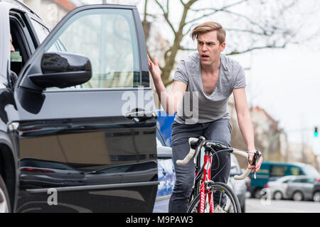 Junge Radfahrer schreien während Ausweichen für die Vermeidung eines gefährlichen Kollision Stockfoto