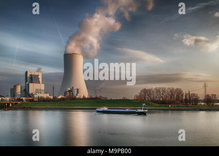 Steag Kohlekraftwerk am Rhein abgefeuert, Duisburg, Deutschland Stockfoto