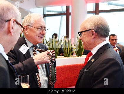 Sir Peter Bottomley (Mitte) Gespräche mit Woody Johnson (rechts) der US-Botschafter in Großbritannien während einer US-Botschaft housewarming Rezeption, der Botschaft bewegen zu neun Elms im Süden Londons zu feiern. Stockfoto