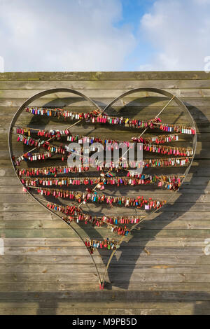 Liebe Vorhängeschlösser in einem Metal Heart, List, Sylt, Deutschland Stockfoto