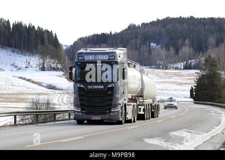 SALO, Finnland - 18. MÄRZ 2018: Die nächste Generation Scania S520 tank Truck von Cemt-Trans Oy auf der Autobahn im Süden von Finnland bergauf bewegt sich eine Ladung zu liefern. Stockfoto