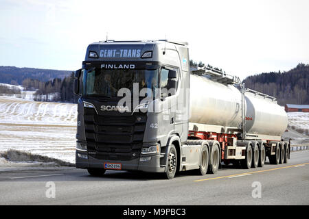 SALO, Finnland - 18. MÄRZ 2018: Die nächste Generation Scania S520 tank Truck von Cemt-Trans liefert laden im Süden Finnlands. Stockfoto