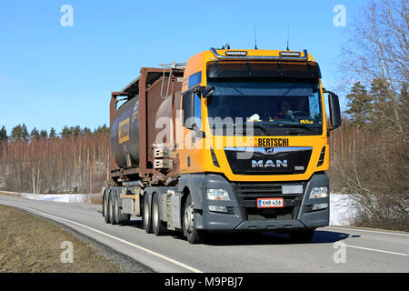 SALO, Finnland - 23. MÄRZ 2018: Gelbe Mann Semi Truck für Bertschi Finland Oy hols Tank Container entlang der Landstraße am Frühling. Stockfoto