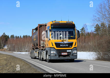 SALO, Finnland - 23. MÄRZ 2018: Gelbe Mann Semi Truck für Bertschi Finland Oy hols Tank Container entlang der Landstraße an einem schönen Frühlingstag. Stockfoto