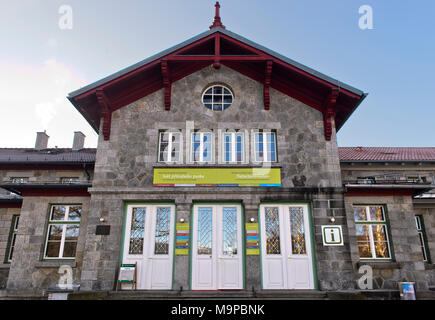 Unterteilt Grenzbahnhof Zelezna Ruda-Alzbetin mit Staatsgrenze mitten durch die Tür, grenzbahnhof zwischen Deutschland und der Tschechischen Republik Stockfoto