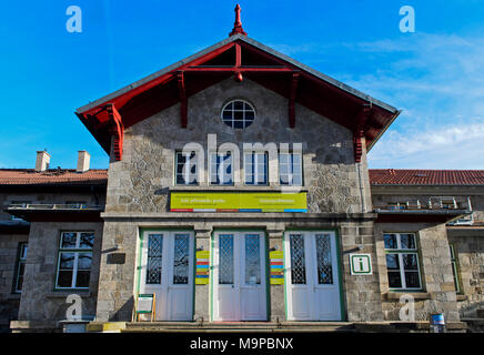 Unterteilt Grenzbahnhof Zelezna Ruda-Alzbetin mit Staatsgrenze mitten durch die Tür, grenzbahnhof zwischen Deutschland und der Tschechischen Republik Stockfoto