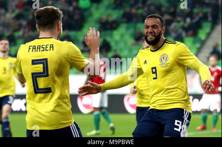 Schottlands Matt Phillips (rechts) mit Teamkollege Ryan zählende Fraser feiert ersten Ziel seiner Seite des Spiels während der internationalen Freundschaftsspiel auf der Groupama Arena, Budapest. Stockfoto