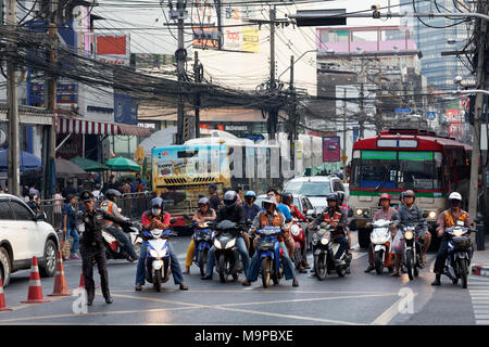 Viele Moped Fahrer warten an einer Kreuzung, Verkehrschaos in der Thanon Charoen Krung, Bang Rak, Bangkok, Thailand Stockfoto