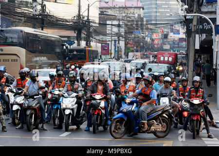 Viele Moped Fahrer warten an einer Kreuzung, Verkehrschaos in der Thanon Charoen Krung, Bang Rak, Bangkok, Thailand Stockfoto