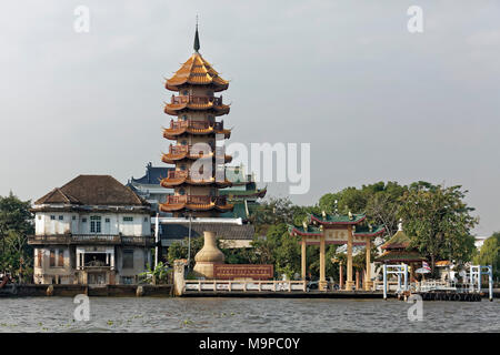 Chee Chin Khor Tempel und Pagode am Ufer, Mae Nam Chao Phraya Fluss, Thonburi, Bangkok, Thailand Stockfoto