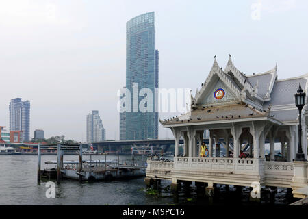 Pier des buddhistischen Tempel Wat Yannawa, SaphanTaksin Brücke, Mae Nam Chao Phraya Fluss, Sathon, Bangkok, Thailand Stockfoto