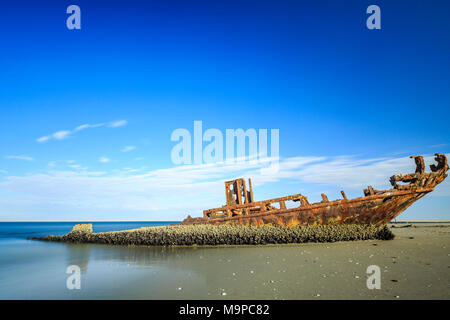 Rostigen schiffswrack am Strand, Pelican Point, Skelettküste, Erongo Region, Namibia Stockfoto