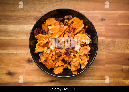 Gemischte frittierte Gemüse Chips in der Schüssel. Stockfoto