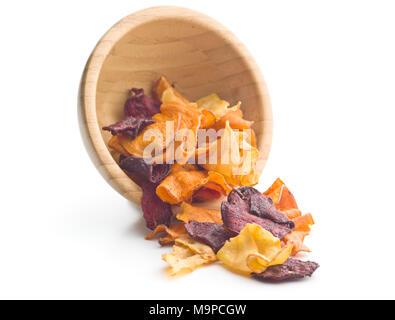 Gemischte frittierte Gemüse Chips auf weißem Hintergrund. Stockfoto