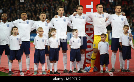 Von Links nach Rechts, England's Raheem Sterling, Jesse, Kieran Trippier Lingard, John Steine, James Tarkowski, Jack Butland und Eric Dier Line up vor dem internationalen Freundschaftsspiel im Wembley Stadion, London. Stockfoto