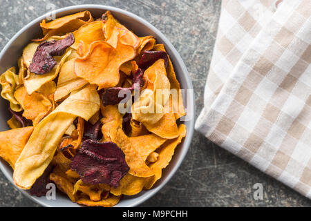 Gemischte frittierte Gemüse Chips in der Schüssel. Stockfoto