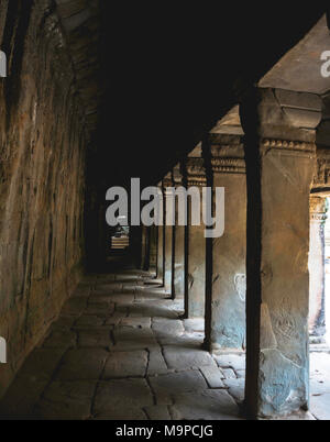 Dark Arcade in Khmer Tempel Ruine, Tempel Komplex, Ta Prohm Tempel, Angkor Wat, Angkor Archäologischer Park, Provinz Siem Reap Stockfoto