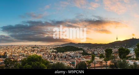 Stadt Panorama, Blick auf die Stadt bei Sonnenuntergang, Ansicht von Turó de les Tres Creus im Park Güell, Barcelona, Katalonien, Spanien Stockfoto