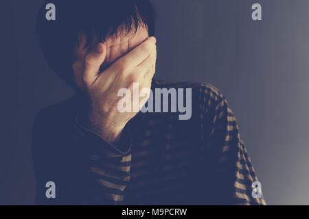 Mann alleine Schreien, Low Key Porträt mit selektiven Fokus Stockfoto