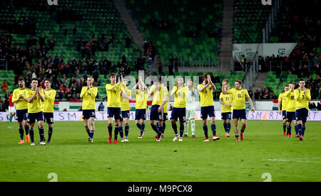 Schottland Spieler begrüßen die Fans nach dem Gewinnen 1-0 gegen Ungarn am Ende des internationalen Freundschaftsspiel auf der Groupama Arena, Budapest. Stockfoto