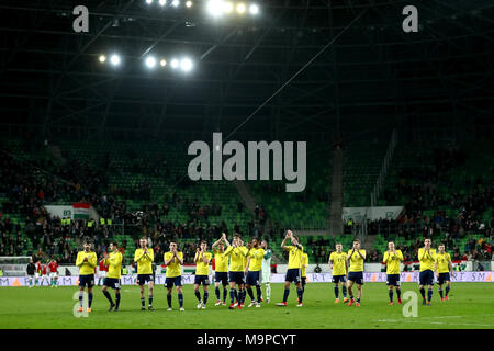 Schottland Spieler begrüßen die Fans nach dem Gewinnen 1-0 gegen Ungarn am Ende des internationalen Freundschaftsspiel auf der Groupama Arena, Budapest. Stockfoto